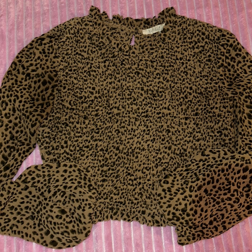 Size L  blouse brand ILLA ILLA